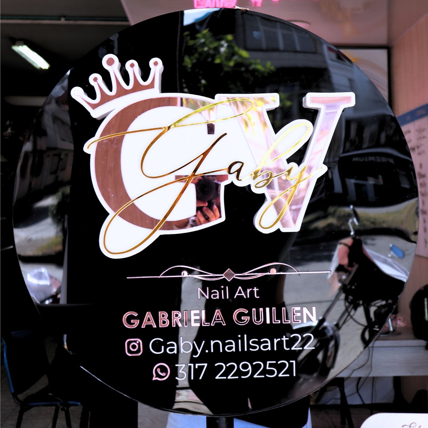 035 | Circular 3D acrylic logo with 3D interior figure