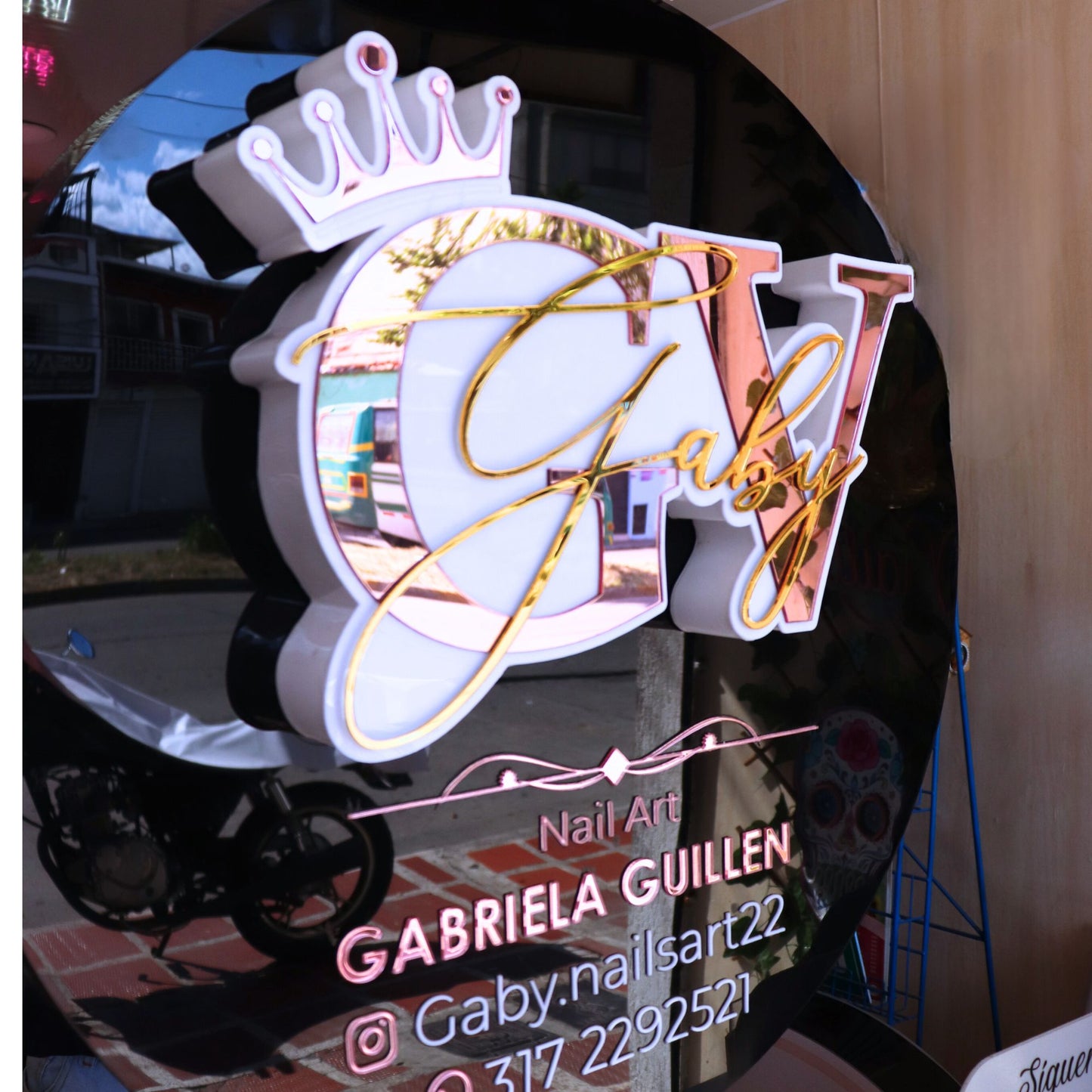 035 | Circular 3D acrylic logo with 3D interior figure