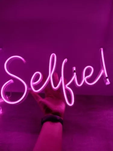 061 | Neon Nails / Lashes / Beauty / Selfie / Love
