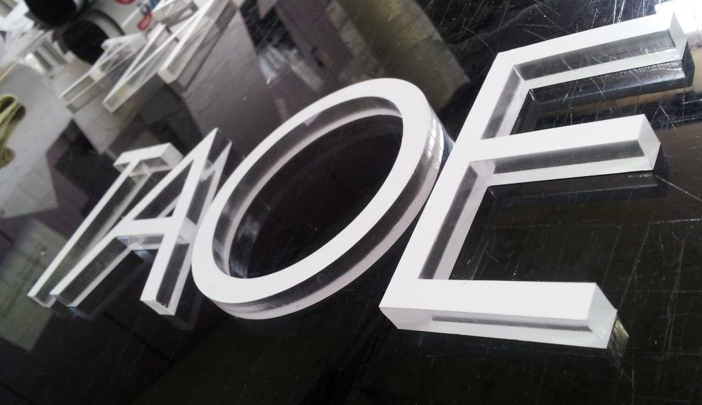 030 | Logo en acrílico 8mm con iluminación